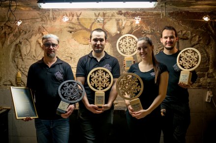 Twórcy statuetek z pracowni JanosikArt